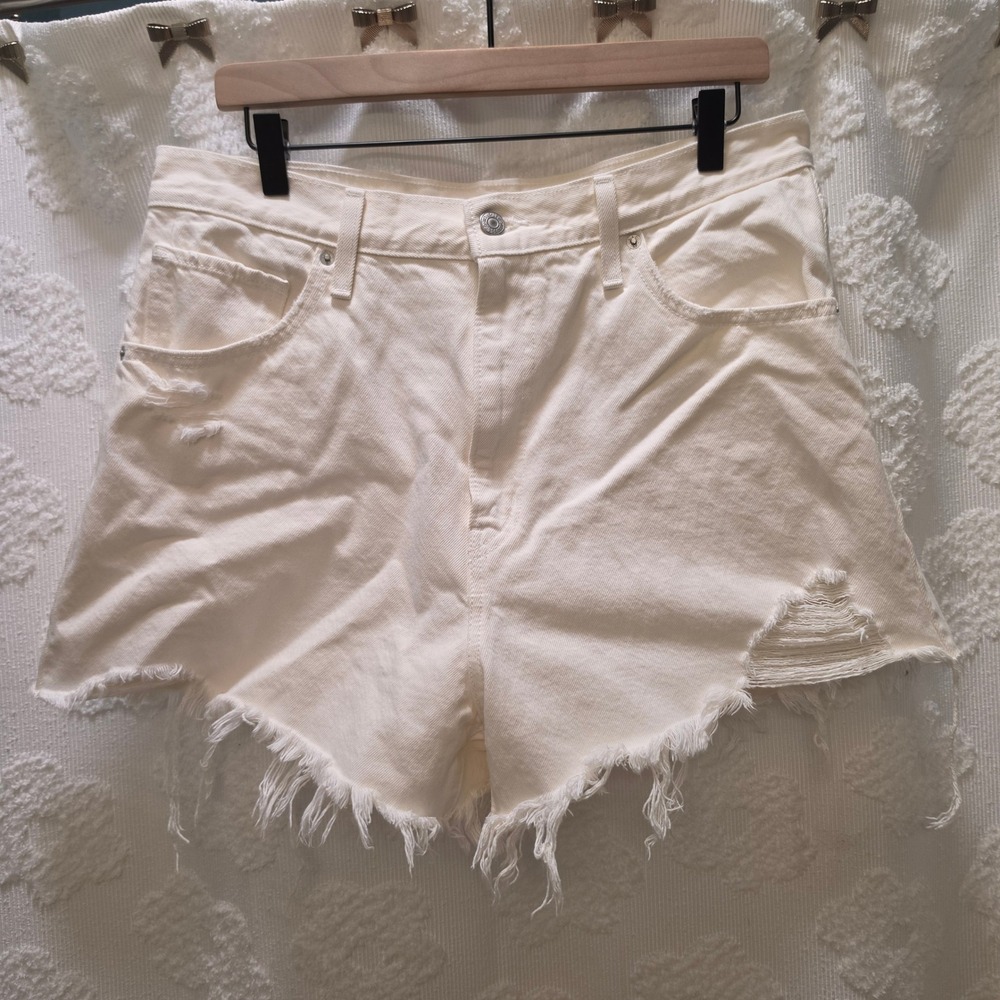 Levis High Waisted Mom Shorts White Distressed Frayed Denim Cream Size 33